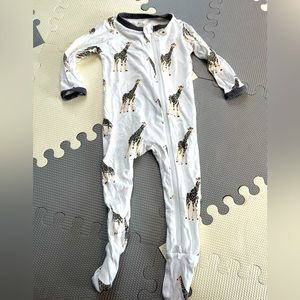 Giraffe Kyte baby pyjamas